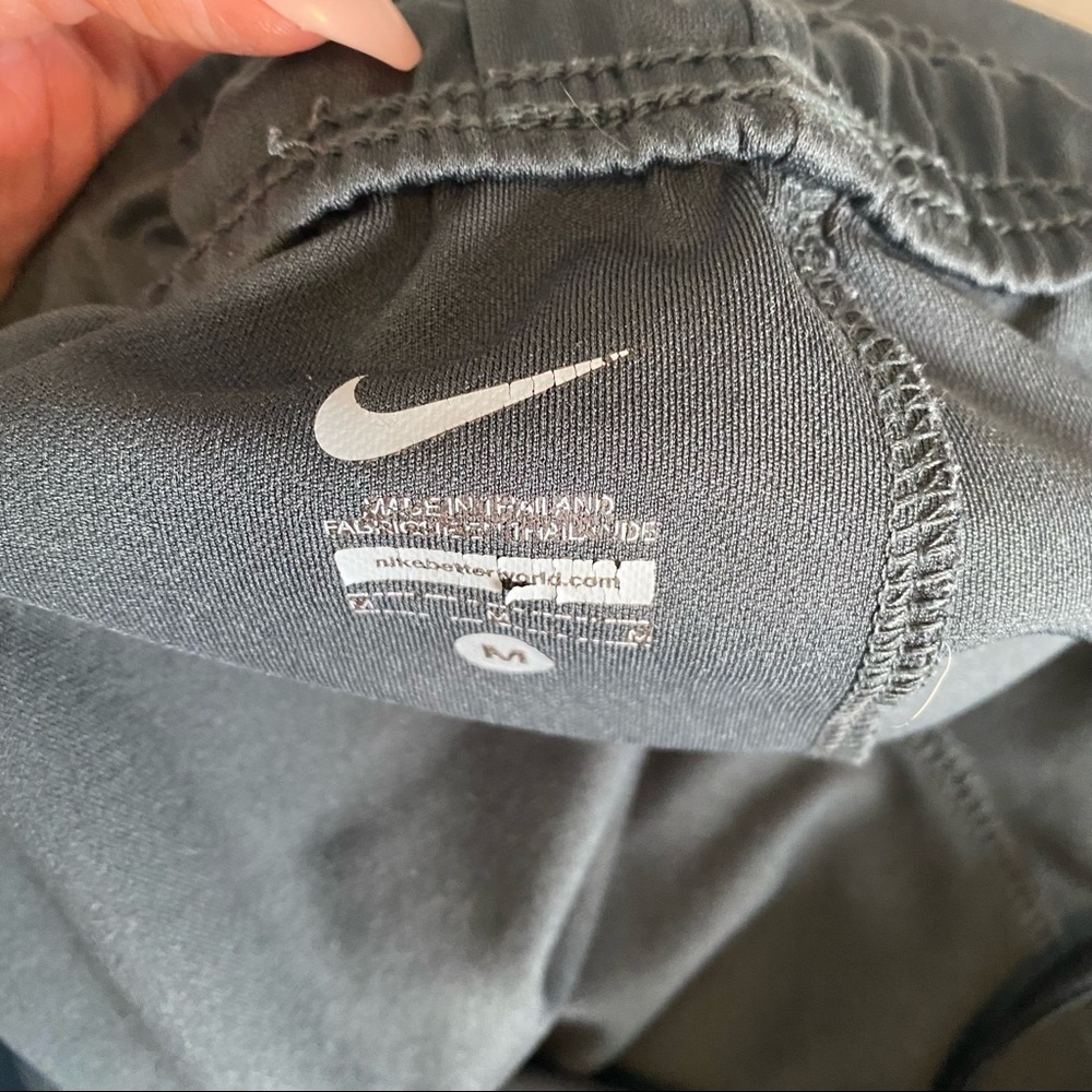 Nike Gray Menβs Athletic Basketball Shorts Size Medium - Picture 2 of 3